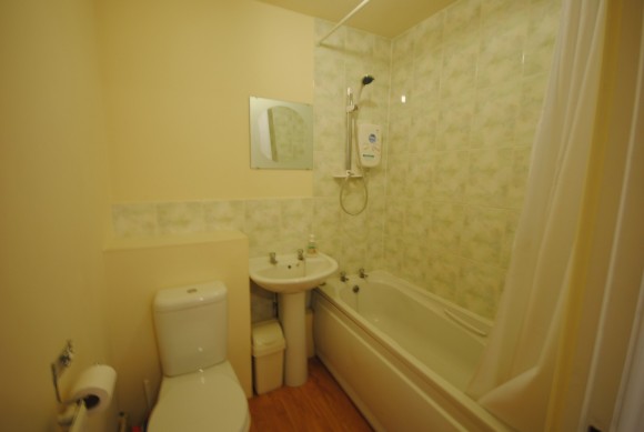 17 CC bathroom (Main)