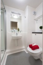 The en Suite bathroom