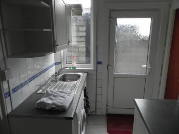 46 hawthorne avenue kitchen photo 2_640x480.jpg