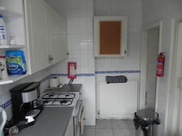 46 hawthorne avenue kitchen photo 1_640x480.jpg