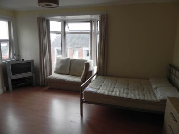 46 hawthorne avenue bedroom 5 photo 1_640x480 (1).jpg