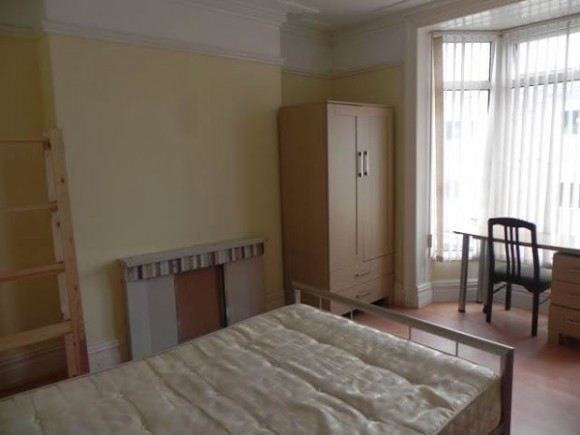 46 hawthorne avenue bedroom 1_640x480.jpg