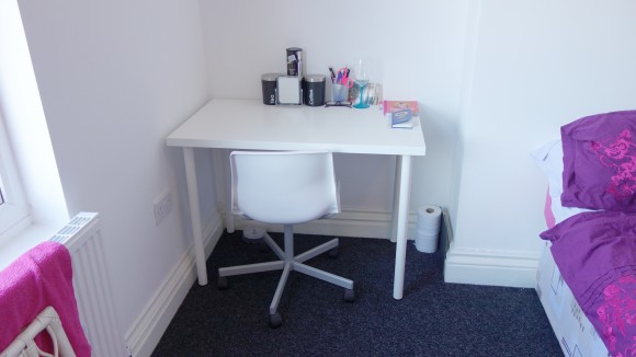 nice desk and chair