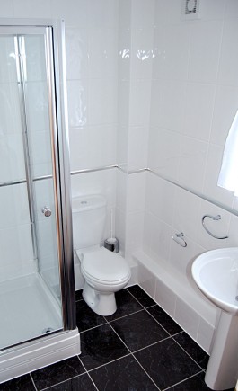 modern en-suite shower rooms