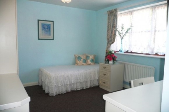 Large bedroom. £90pw