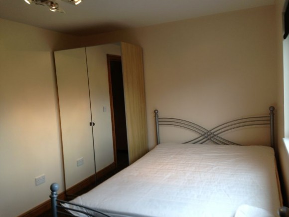 LARGE DOUBLE BEDROOM