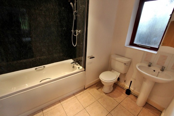 Bathroom 1 (Main)