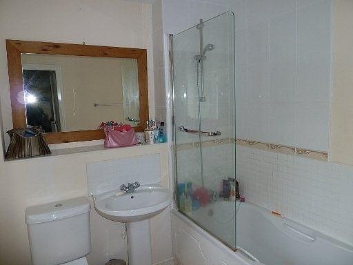 4 GYC Bathroom (Main)