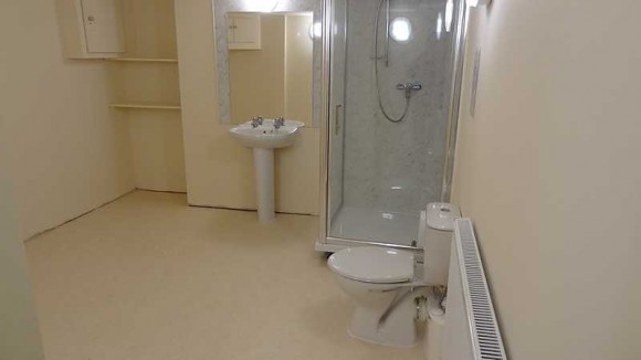 83 SR Bathroom 1 (Main)
