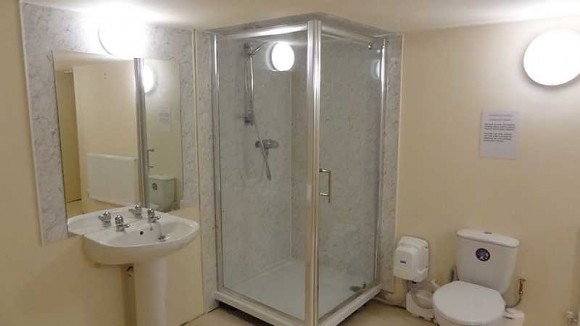 83 SR Bathroom 2 (Main)